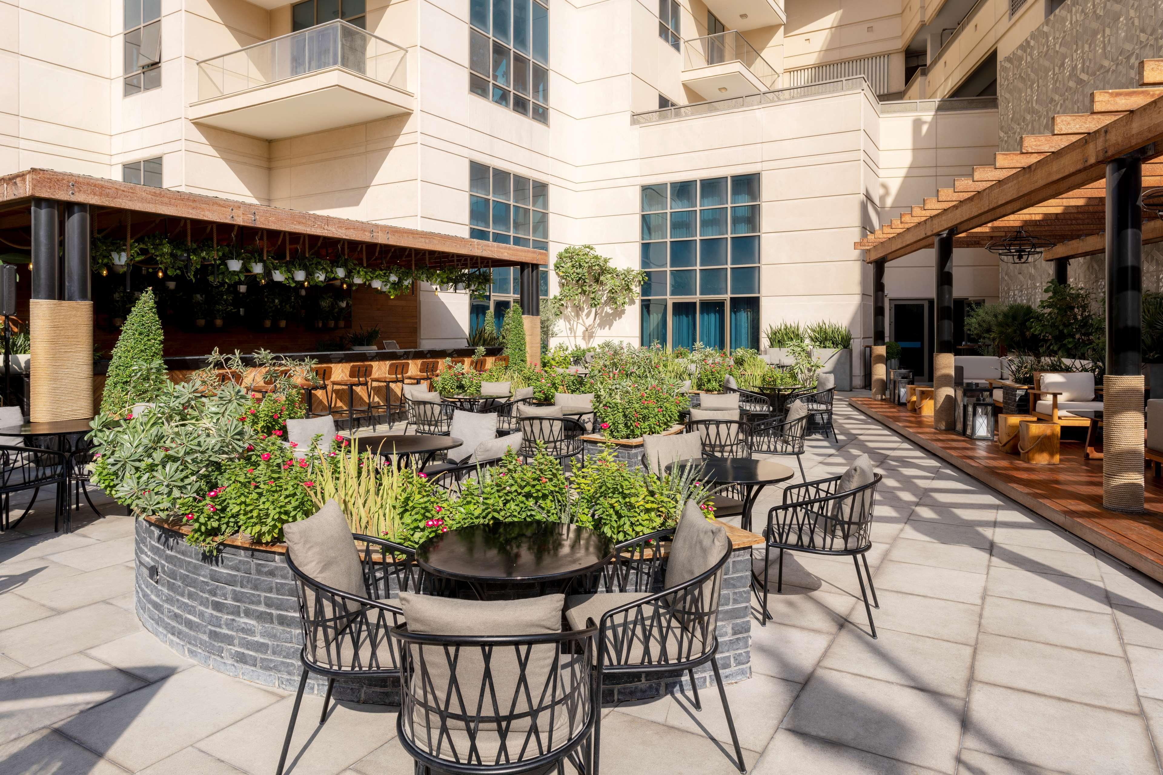 Hilton Doha The Pearl Hotel Kültér fotó The courtyard at the hotel